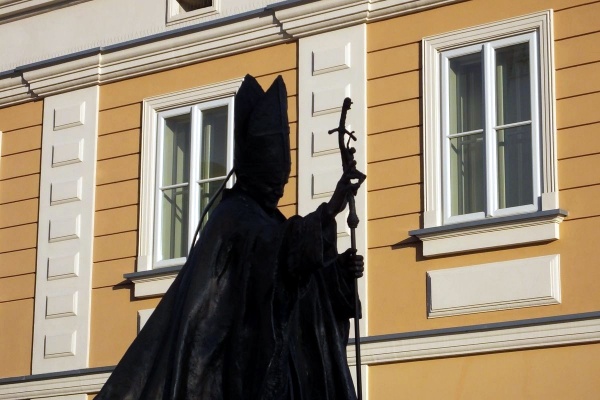 rynek w wadowicach, muzeum dom rodzinny ojca świętego jana pawła drugiego, na pierwszym planie pomnik papieża.